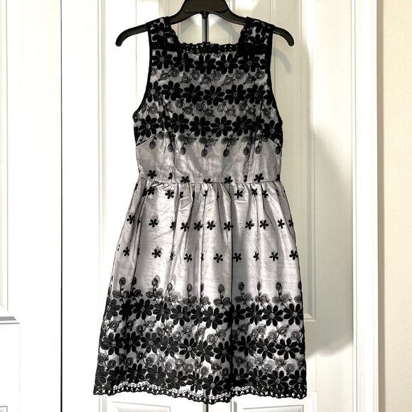 Moon Collection Dresses & Skirts - Moon Collection Black Daisy Embroidered Overlay Mini Dress (M) New With Tag